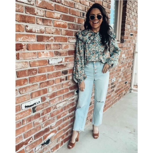 Women's High-Rise Vintage Straight Jeans -
Universal Thread™ Light Blue new - Picture 6 of 12